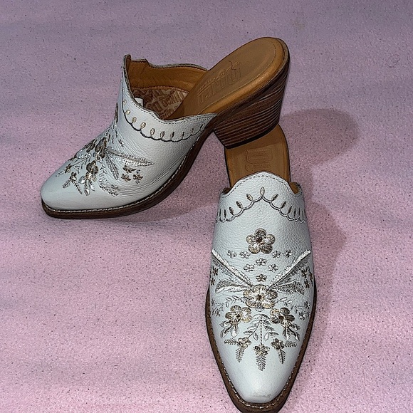 NWOT Dingo Wildflower Closed Toe Mules - Picture 2 of 8